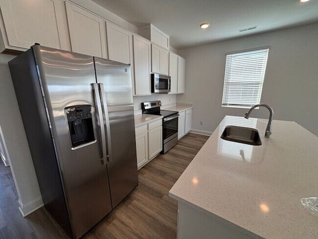 Building Photo - MOVE IN SPECIAL-3 bedroom with study/flex/office/keeping room