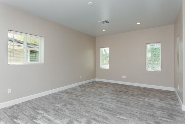 Building Photo - 1433 E Lee St