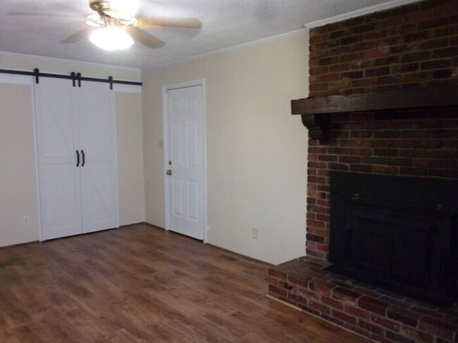 Building Photo - 3 Bedroom 2 Bath Beautifully Renovated Home in Lancaster