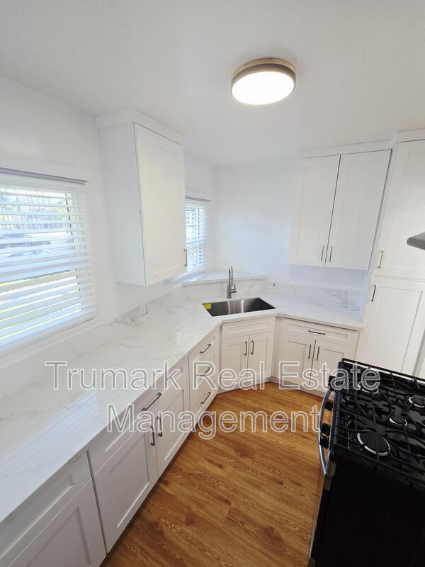 Building Photo - 649 W Glenoaks Blvd