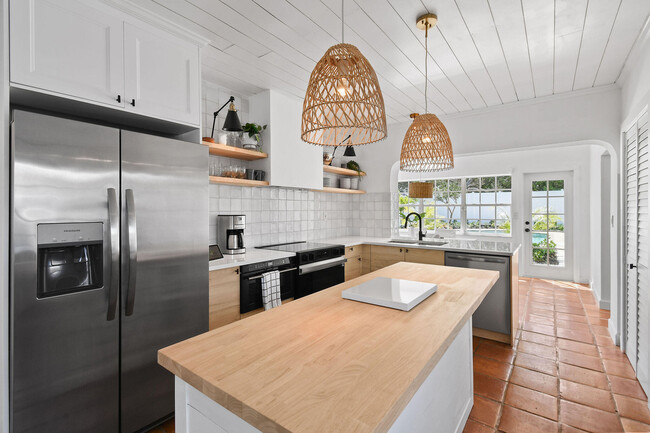 Building Photo - 815 N Ocean Breeze