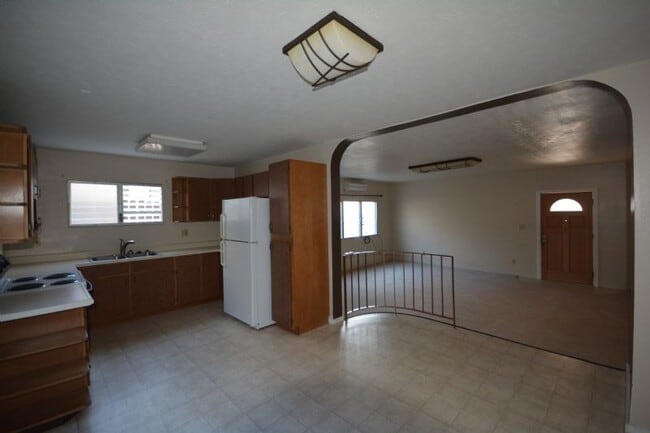 Primary Photo - 2/1/2 Downstairs Apt B w/ Split Line A/C