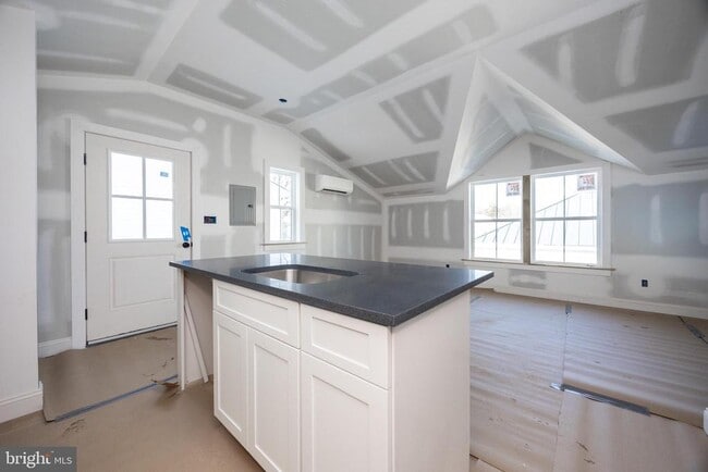 Building Photo - 453 E Franklin St