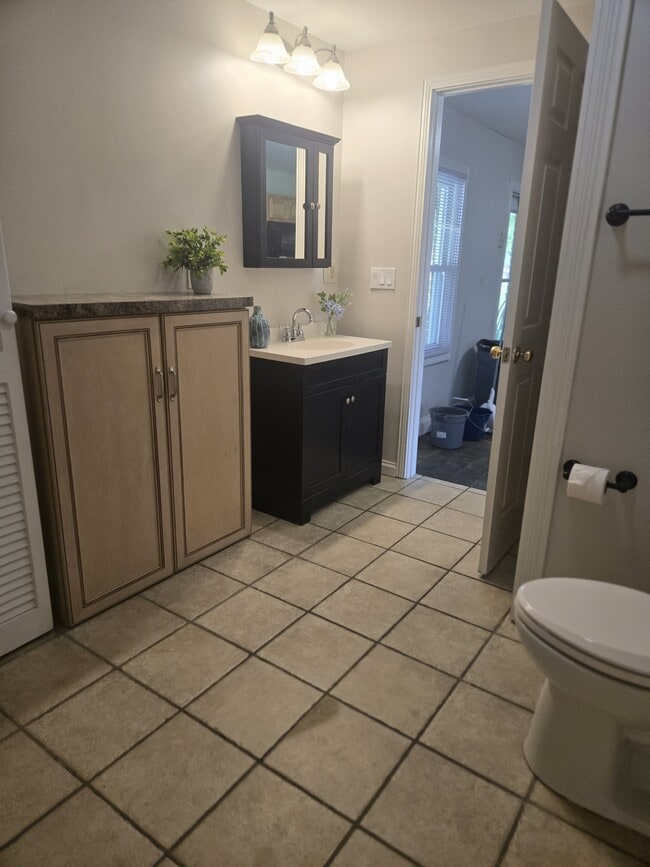 Building Photo - 996 Brookcrest Dr