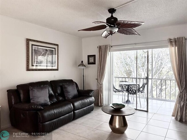 Building Photo - 1055 Country Club Dr