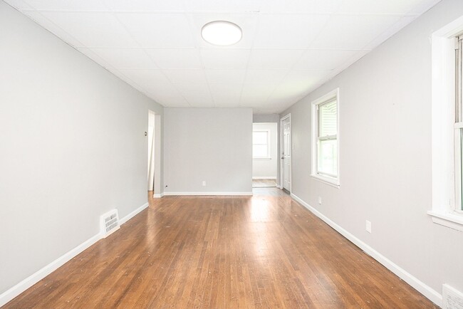 Building Photo - THREE BEDROOM SINGLE FAMILY HOME IN BEAUTI...