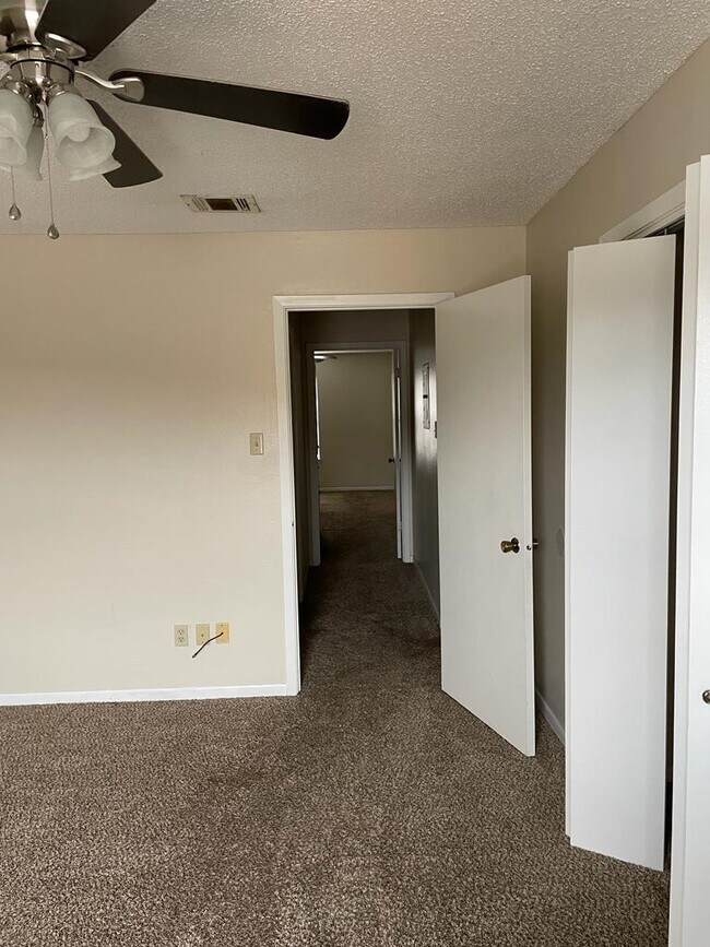 Building Photo - 609 S 5th St