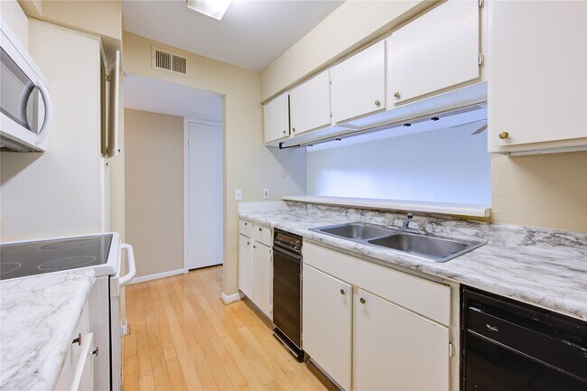 Building Photo - 3055 Walnut Bend Ln