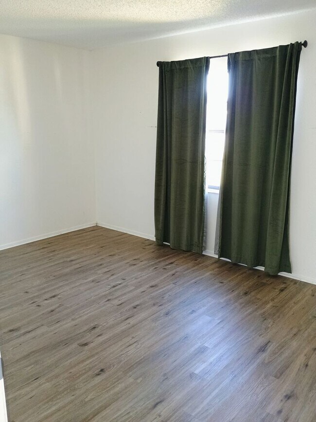 Building Photo - 3 bedroom 2 bathroom Pool House price redu...