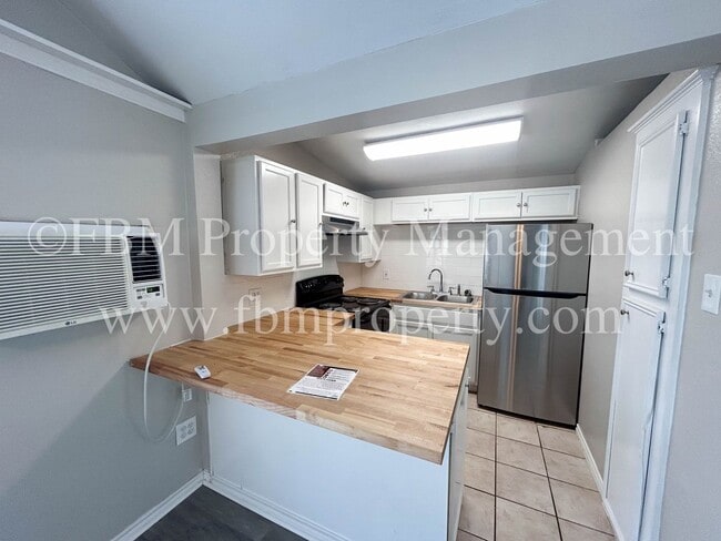 Building Photo - 105 E Margurite Ln