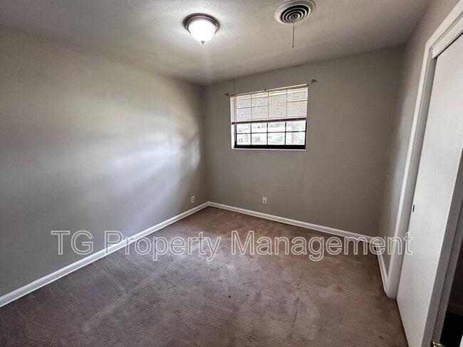 Building Photo - 6422 Solandra Dr