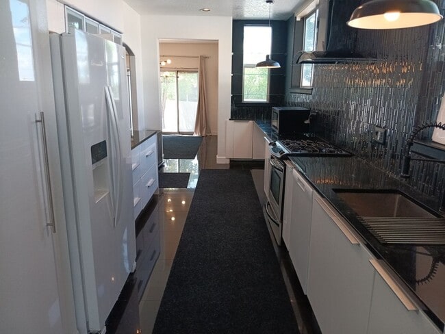 Building Photo - 3 Bedroom, 2.5 Bathroom Home! Schedule a Showing Soon!