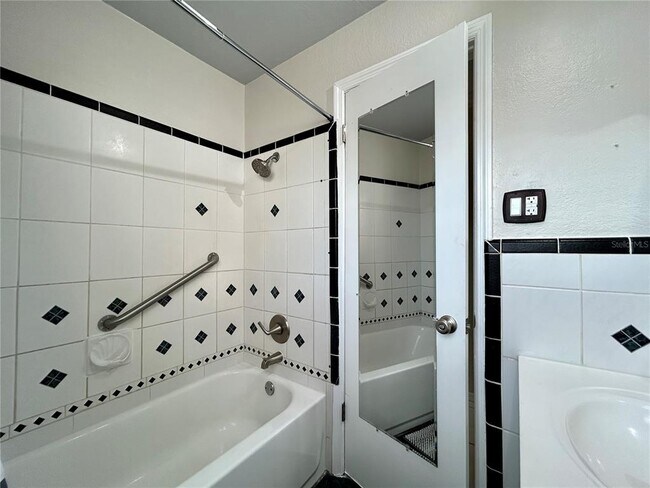 Building Photo - 6100 4th Ave S