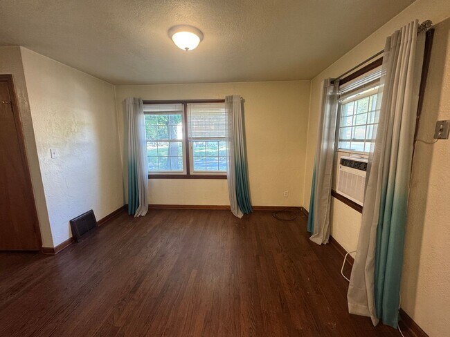 Building Photo - Charming 2-bedroom, 1-bathroom Ground Floor Apartment in Independence