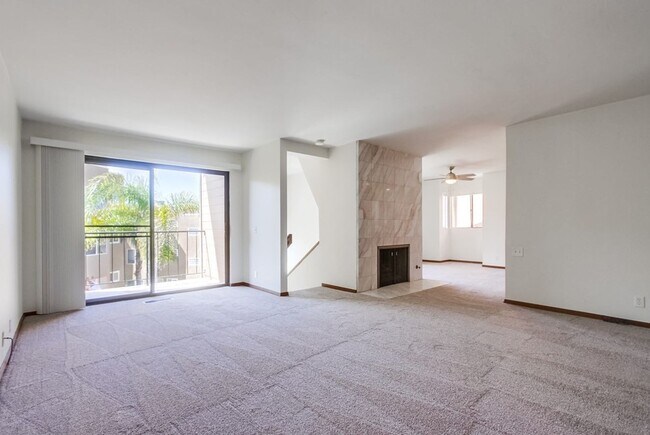 Building Photo - Prime Carlsbad Location - Available Now!