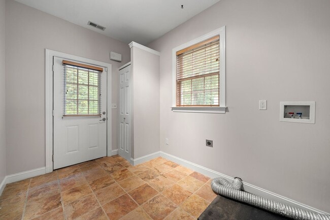 Building Photo - Spacious, Beautiful East Asheville Home