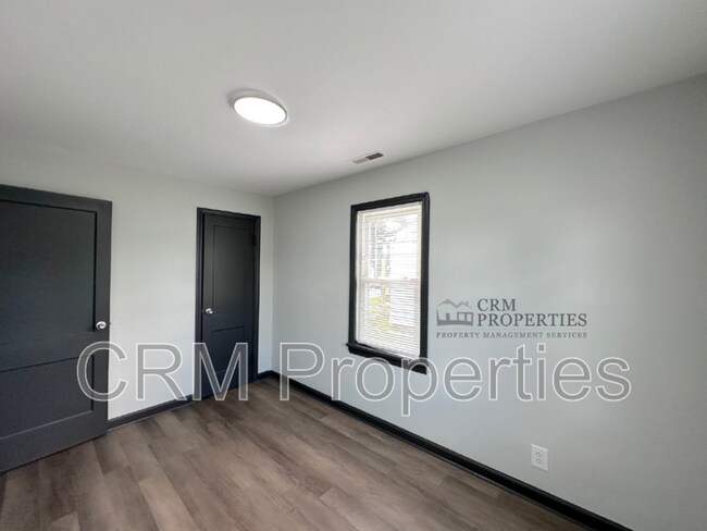 Building Photo - 1034 E Elm St