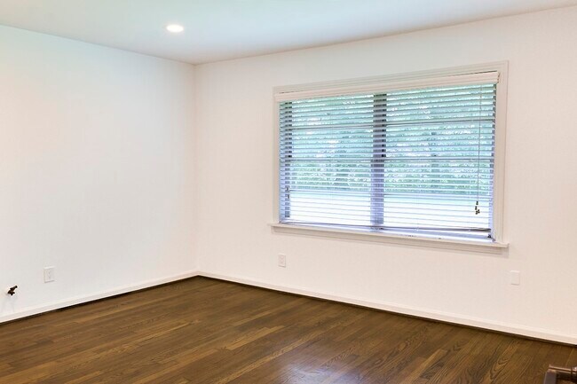 Building Photo - 9326 Willowview Ln