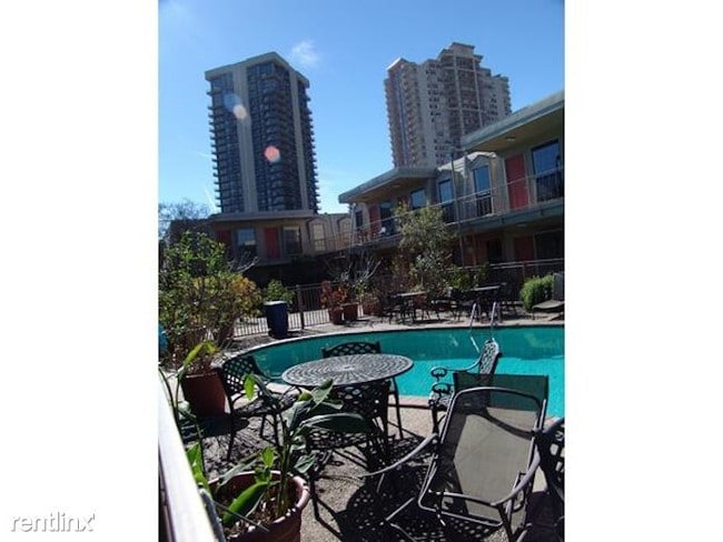 Building Photo - 2213 Fountain View Dr