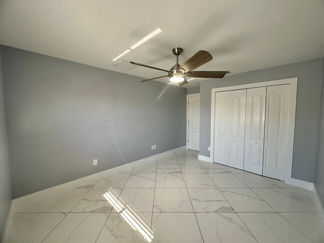 Building Photo - Stunning 3 Bedroom + Den Home with Fence + Screened Lanai in Great Location!