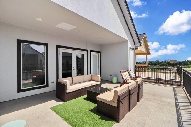 Building Photo - 3045 Clinton Dr