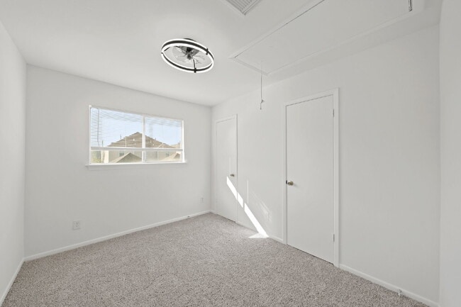 Building Photo - "Charming 3-Bed Townhouse Oasis with 2.5 B...