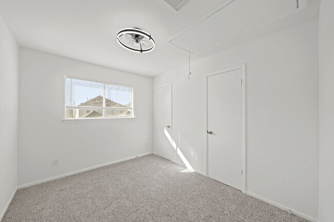 Building Photo - "Charming 3-Bed Townhouse Oasis with 2.5 Baths in Houston – 1512 Sq Ft of Comfort & Style!"