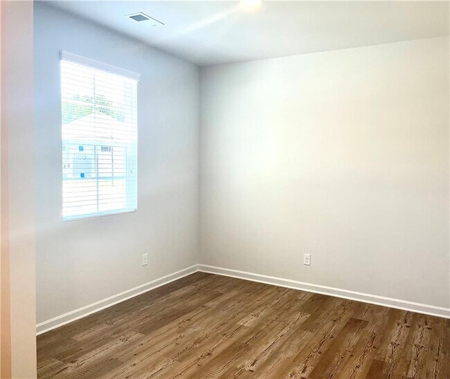 Building Photo - 667 Summerwood Ln