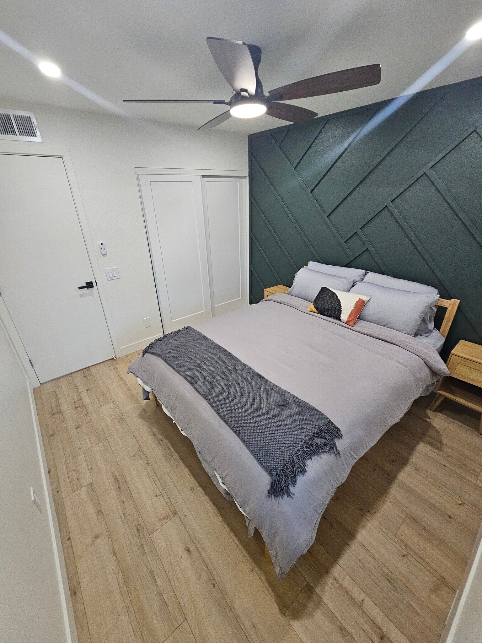 Building Photo - 266 E Via Escuela