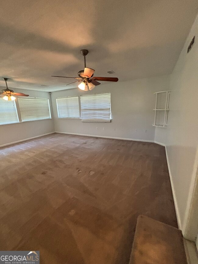 Building Photo - 303 Foxwood Dr