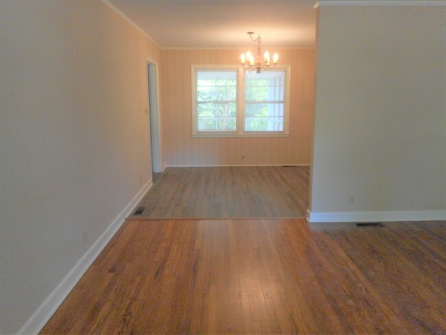 Building Photo - 3 Bedroom 2 Bath Brick Ranch Within 1 Bloc...