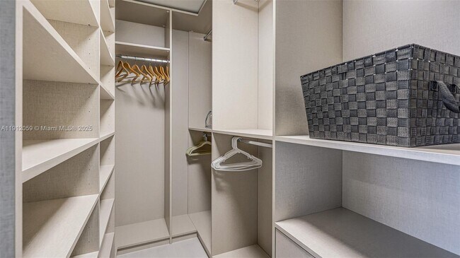 Building Photo - 1000 Brickell Plaza