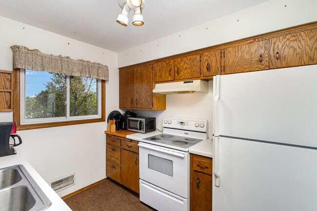 Furnished upper floor kitchen - 3937 Pumice Ct