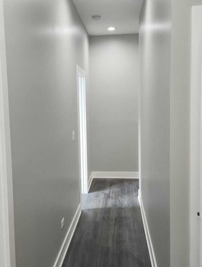 Building Photo - 1023 E 45th St