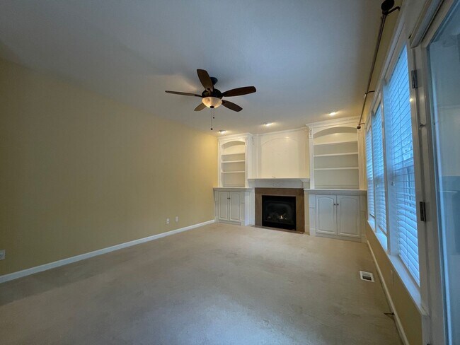 Building Photo - 5 Bed 2.5 Bath + a Den in Tigard/Bull Mountain - Solar Panels, Central A/C and More!