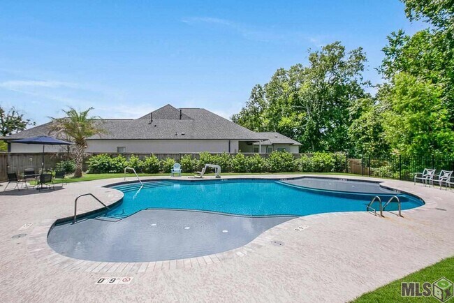 Building Photo - Trendy 4 bedroom, 2 bath home in coveted D...