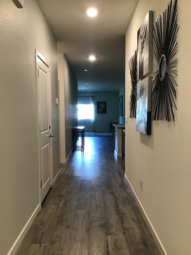 Building Photo - Beautiful home Near bus/transportation for...