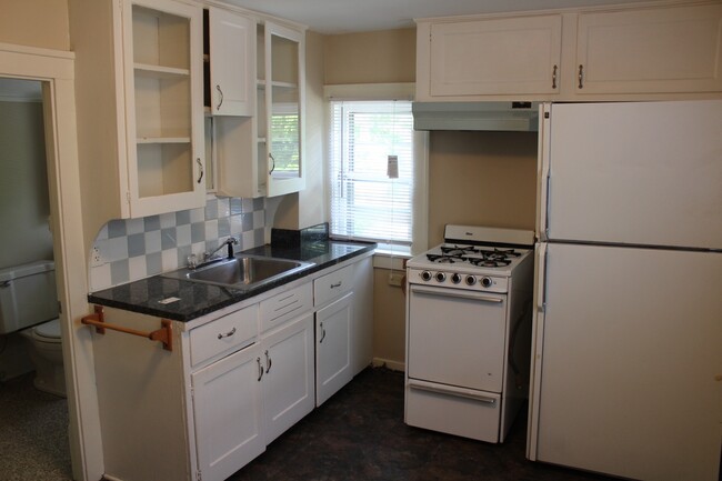 Primary Photo - 2 BR Close to Medical Mile with hardwood f...