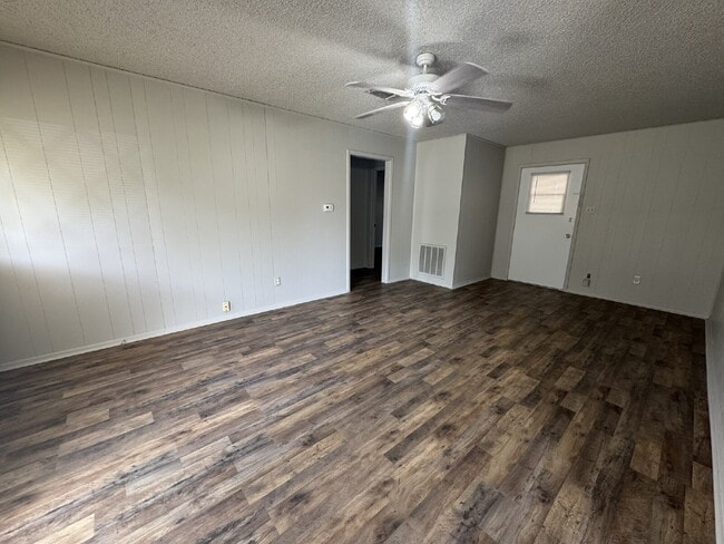 Building Photo - Two bedroom 1 bath with great space on qui...