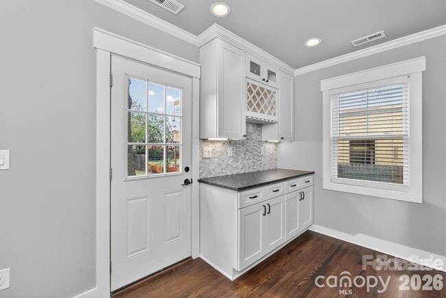 Building Photo - 307 E Peterson Dr