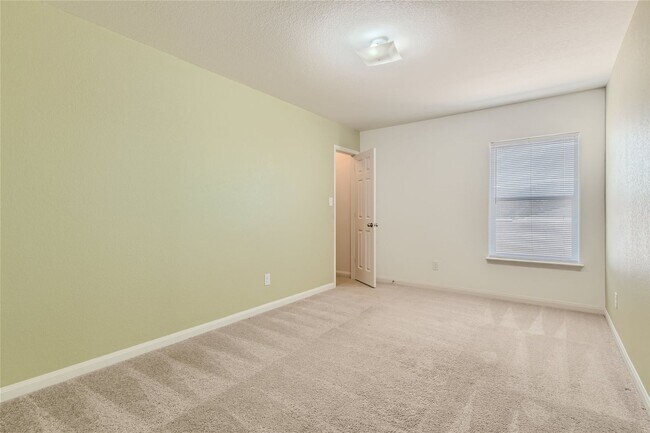 Building Photo - HUGE 5 BEDROOM HOME FOR RENT IN LUCKEY RAN...