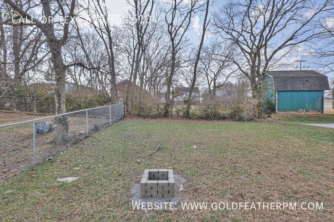 Building Photo - 402 E Trinity Ln