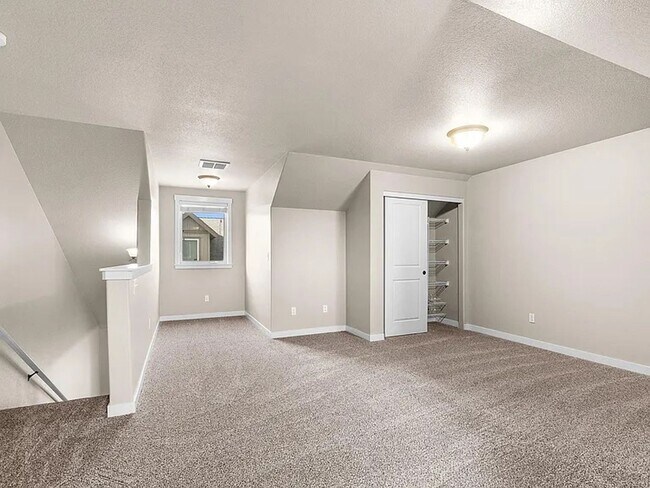 Building Photo - Charming 3 Story Townhome with AC