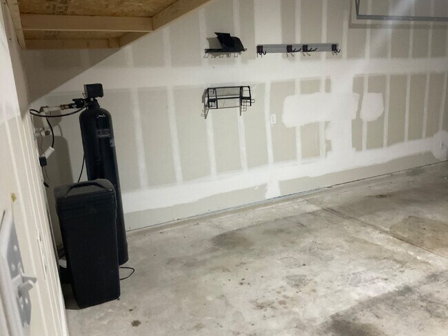 Building Photo - New beautiful 3/2.5 home with Office