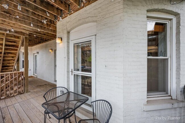 Building Photo - Updated Duplex Condo with 2 parking spots