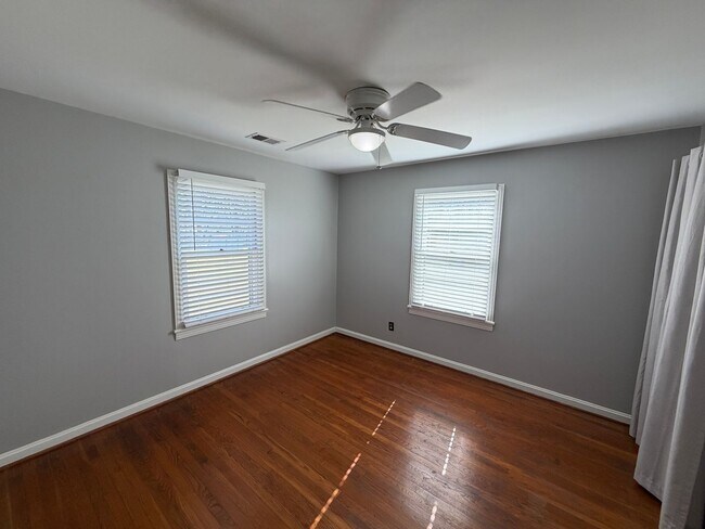 Building Photo - LIve in beautiful downtown Franklin!