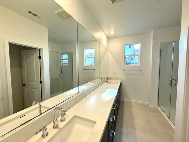 Building Photo - LIVE IN A NEW HOME!