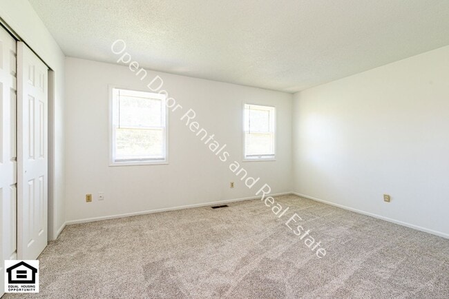 Building Photo - 5005/5007 Vermont Ln.