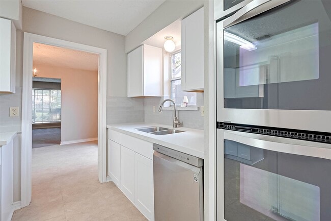 Building Photo - 22610 Deville Dr