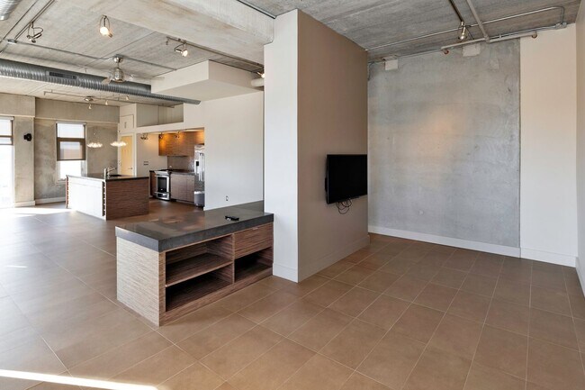 Building Photo - 309 E 5th St